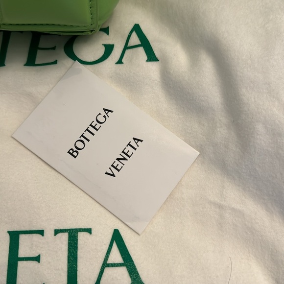 Bottega Veneta Padded Cassette bag in Acid Green leather - Picture 8 of 10